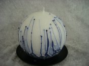 Vackert vitt klotljus 10 cm med blå dekoration