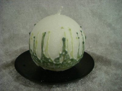 Vackert vitt klotljus 10 cm med grön dekoration