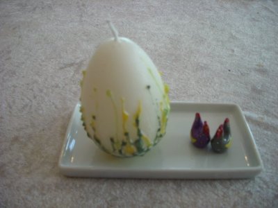 Vitt äggljus med gul/grön dekoration.Höjd 9 cm