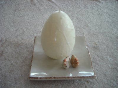 Äggljus vitt med vit dekoration. höjd 9 cm  bredd 6 cm